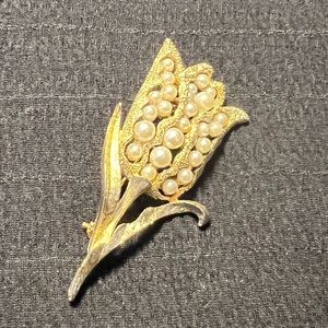 VTG brushed gold tone brooch with faux pearls signed Coro